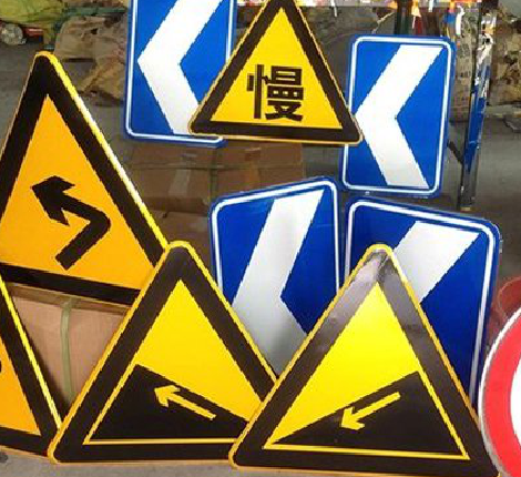  龙游标识标牌中颜色的确定是很重要的。